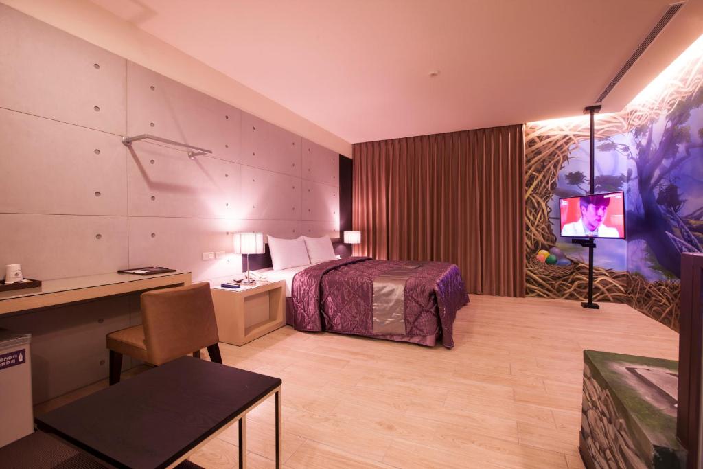 TV a/nebo společenská místnost v ubytování 富士都商務汽車會館 台南市旅館308號