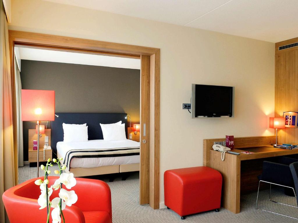 TV a/nebo společenská místnost v ubytování Mercure Hotel Den Haag Central