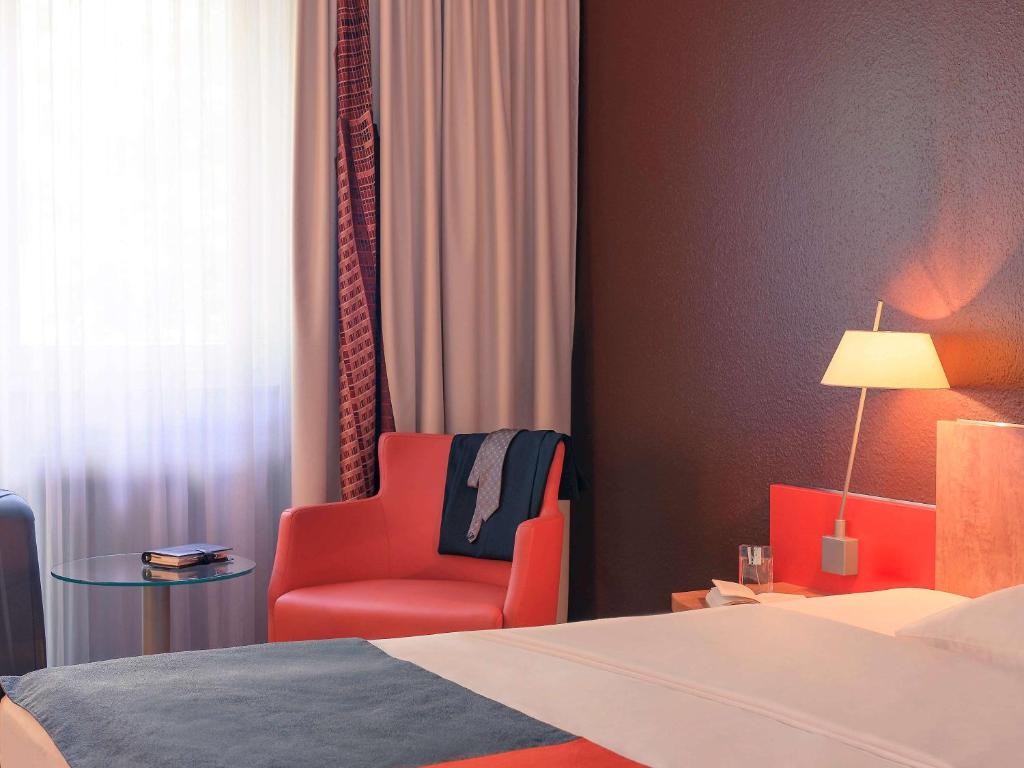 Postel nebo postele na pokoji v ubytování Mercure Residenz Frankfurt Messe