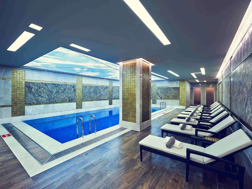 The swimming pool at or close to Uranus Istanbul Topkapi