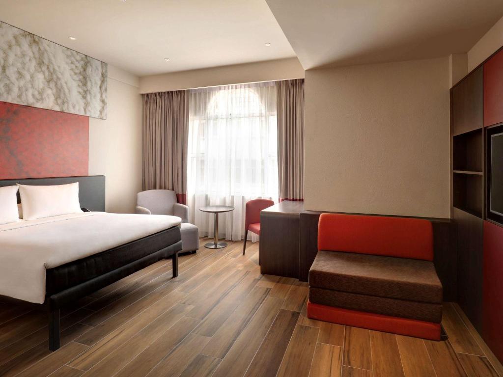 Uma cama ou camas num quarto em Ibis Melaka