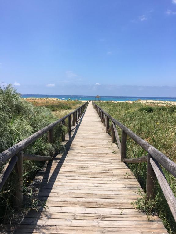 サアラ・デ・ロス・アトゥネスにあるAtlanterra Playaの海岸に続く木造遊歩道