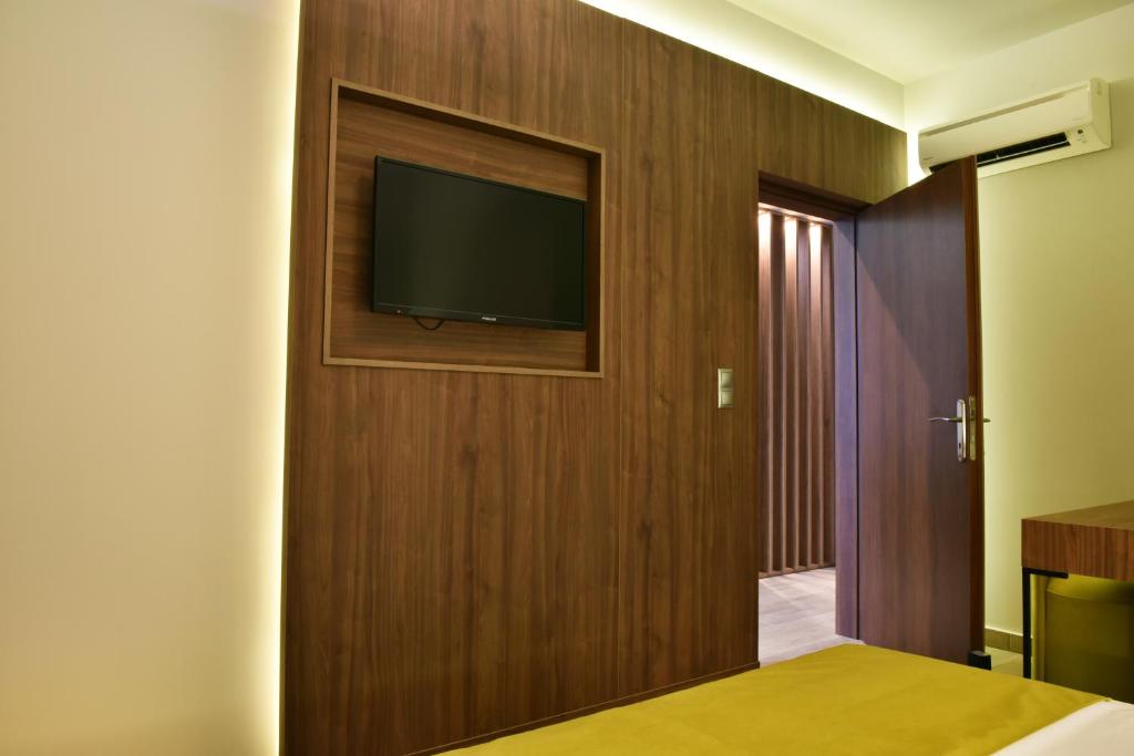 TV a/nebo společenská místnost v ubytování Mistral Hotel