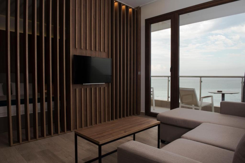 TV a/nebo společenská místnost v ubytování Mistral Hotel