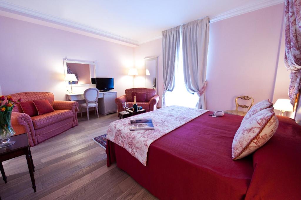 Postel nebo postele na pokoji v ubytování OSTUNI PALACE - Hotel Bistrot & SPA