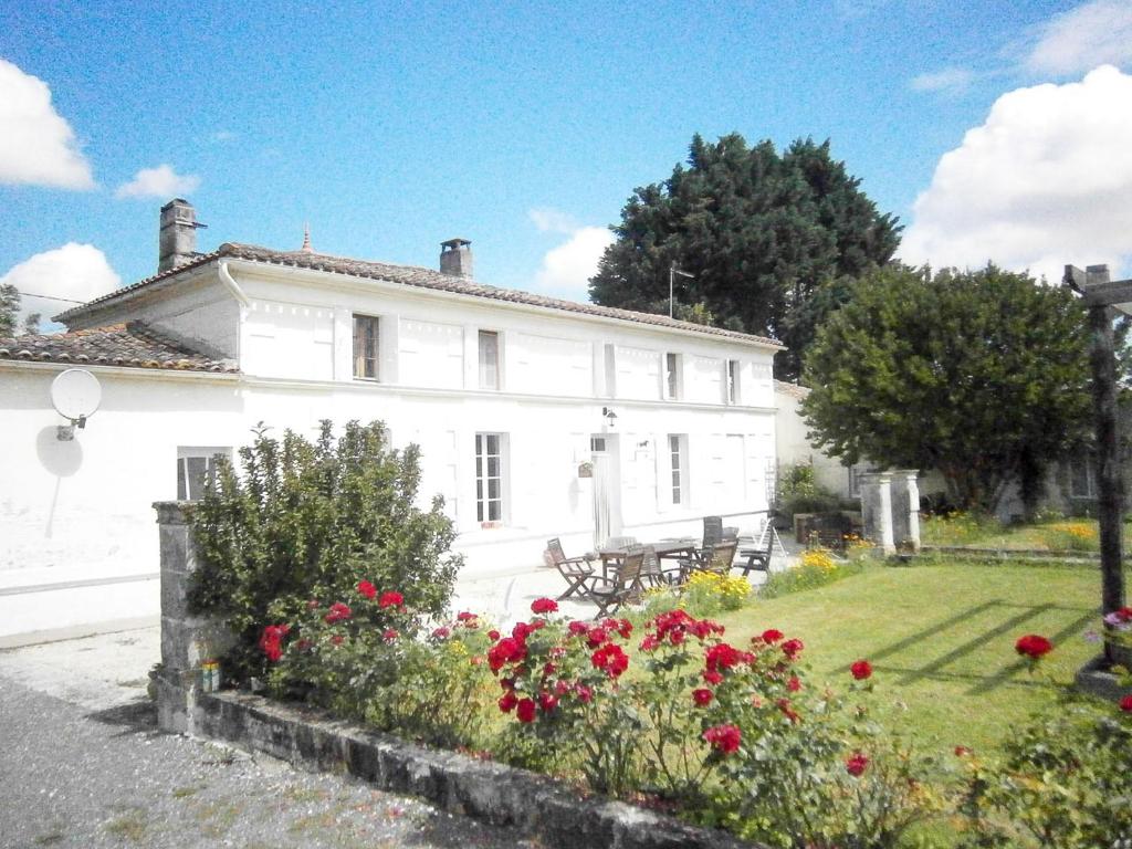 Saint-Fort-sur-GirondeにあるLe Charhidoの白い家