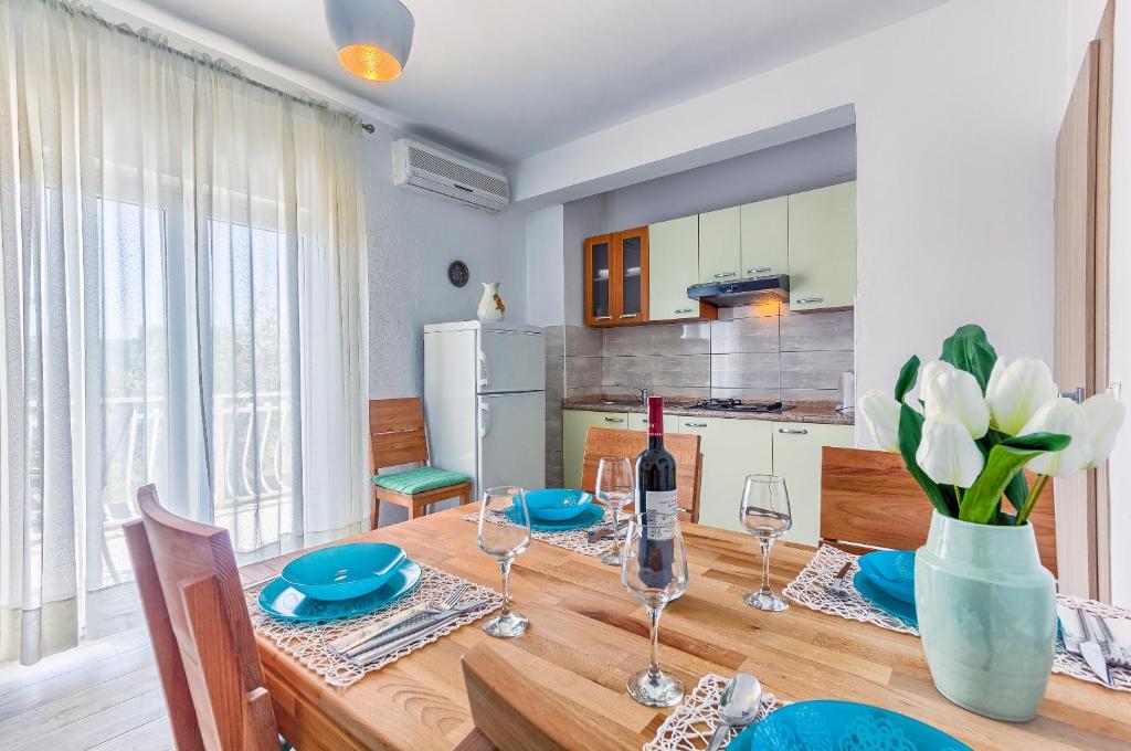 Apartments & Bungalows Ivanovićにあるキッチンまたは簡易キッチン