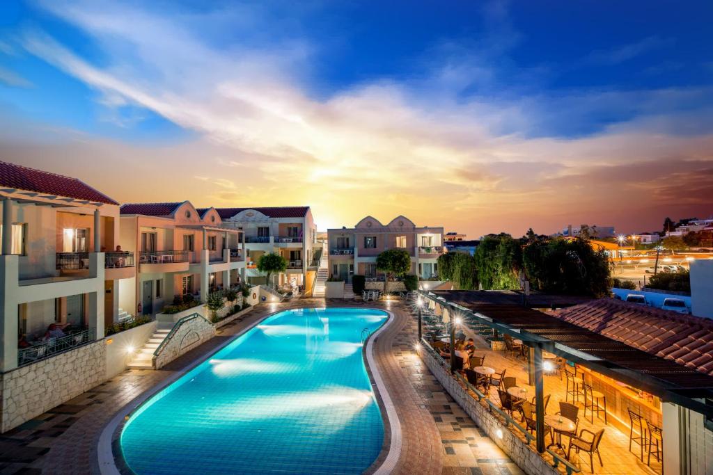 Bazén v ubytovaní Lotus Hotel Apartments alebo v jeho blízkosti