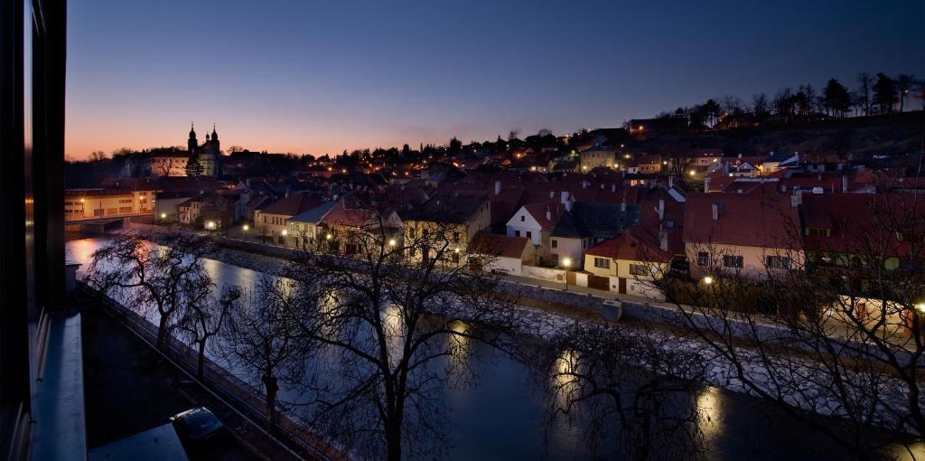 Výhled na řeku, která protéká v blízkosti hotelu