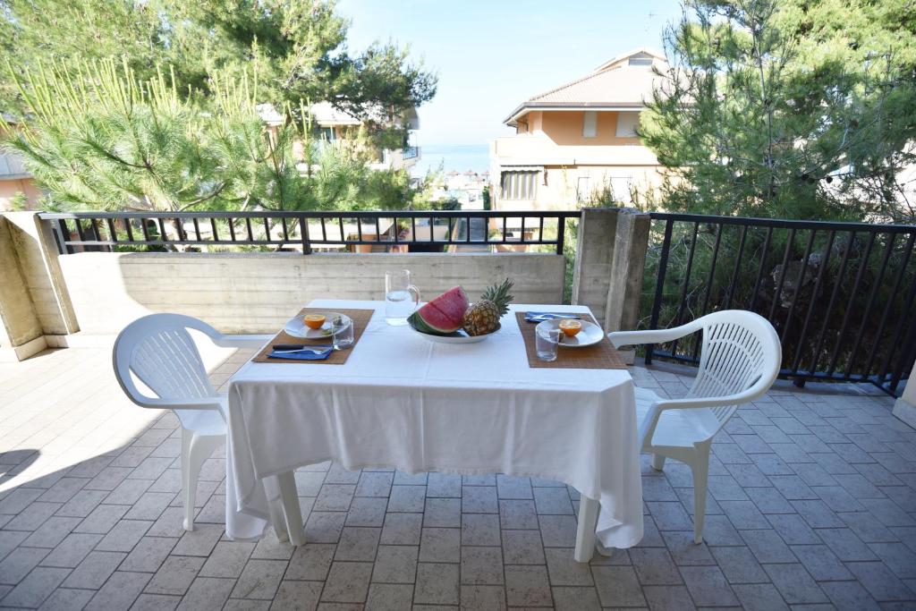 un tavolo bianco e sedie su un patio di Residence Adriatico a Silvi Marina