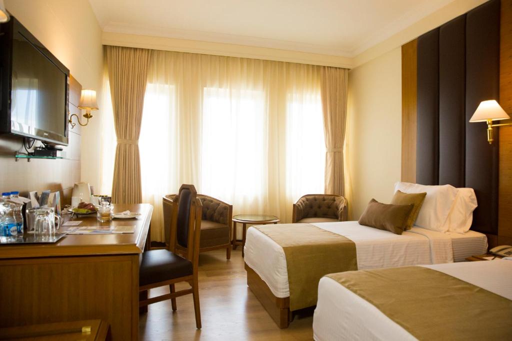 Postel nebo postele na pokoji v ubytování Peerless Hotel Kolkata