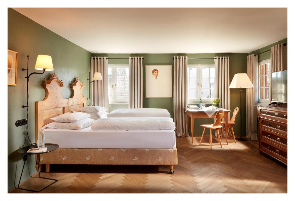 Postel nebo postele na pokoji v ubytování Hirschen - Fine Hotel, Restaurant & Spa