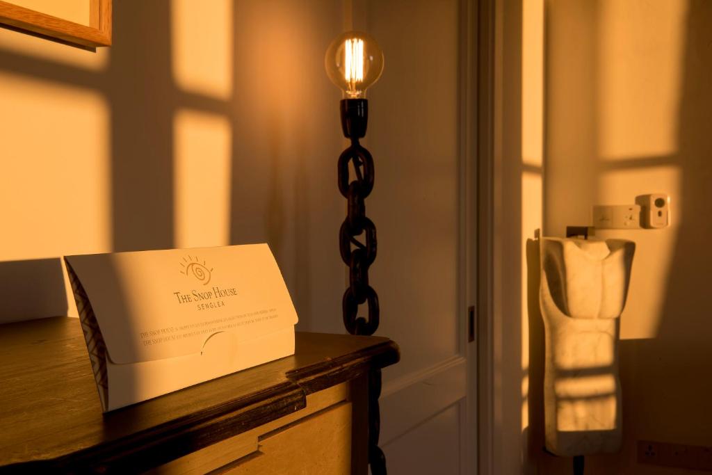 a box sitting on a counter with a light on top at The Snop House in Senglea