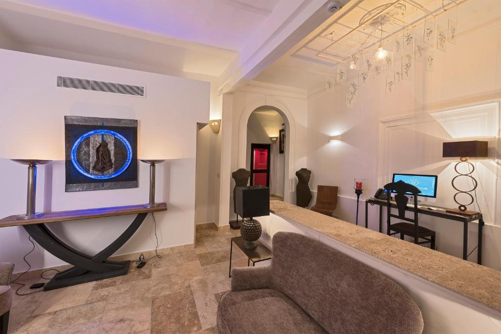 uma sala de estar com um bar com um sofá em The Snop House em Senglea