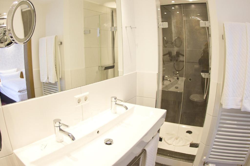Een badkamer bij Hotel Jagdhaus Wiese