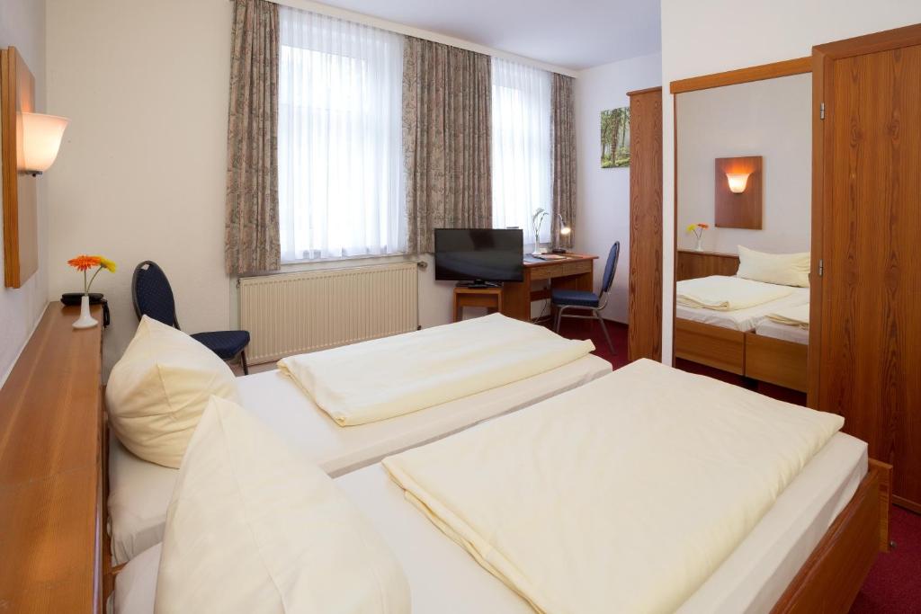 Postel nebo postele na pokoji v ubytování Hotel garni Harzer Hof