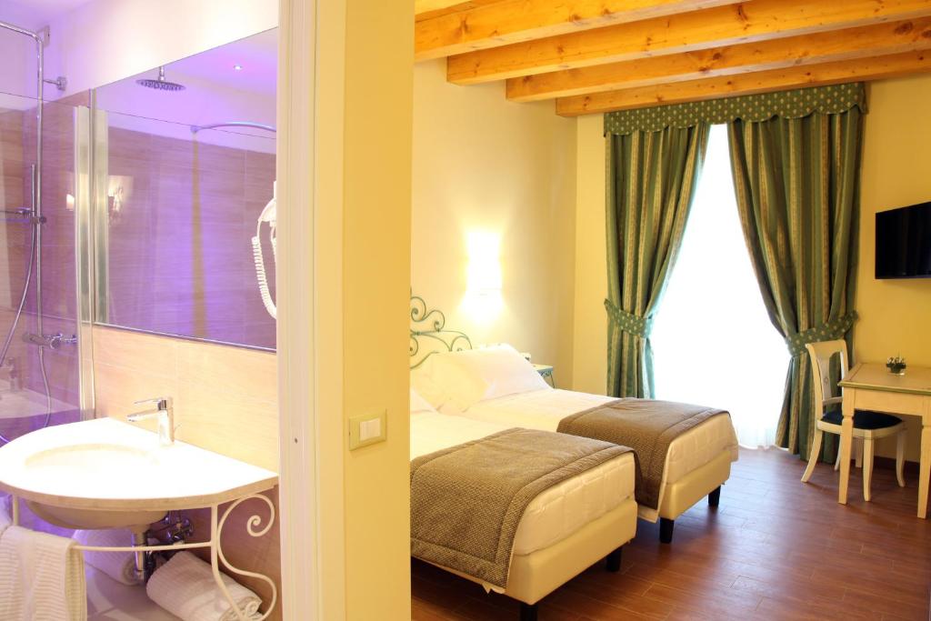 Postel nebo postele na pokoji v ubytování Hotel Borgo Antico