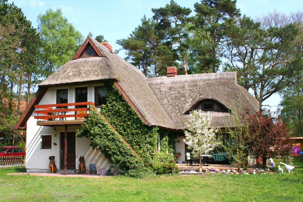 a small house with a thatched roof at Ferienzimmer Hämer in Prerow