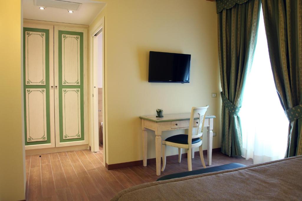 TV a/nebo společenská místnost v ubytování Hotel Borgo Antico