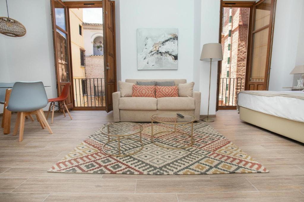 salon z kanapą i dywanem w obiekcie Feelathome Mártires Apartments w Maladze