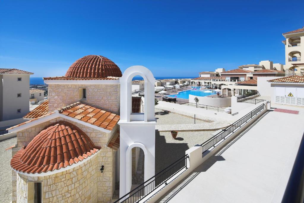 einen Blick auf den Pool vom Balkon eines Hauses in der Unterkunft Club St. George in Paphos City