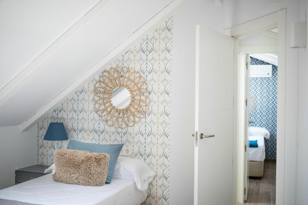Łóżko lub łóżka w pokoju w obiekcie Feelathome Mártires Apartments