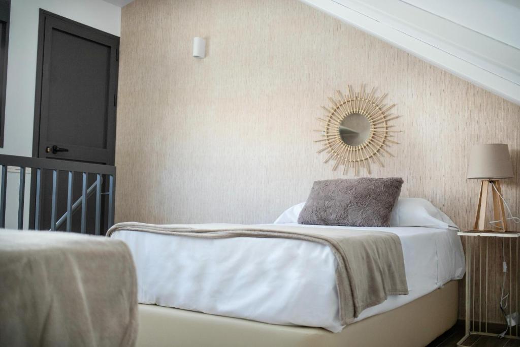 Łóżko lub łóżka w pokoju w obiekcie Feelathome Mártires Apartments