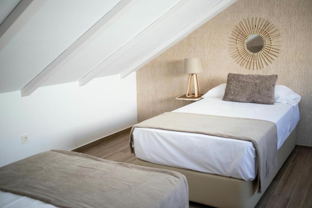 Łóżko lub łóżka w pokoju w obiekcie Feelathome Mártires Apartments