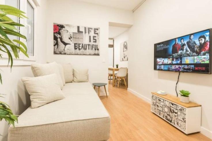 マドリードにあるCoqueto piso GOYA-WIZINK CENTERのリビングルーム(ソファ、薄型テレビ付)