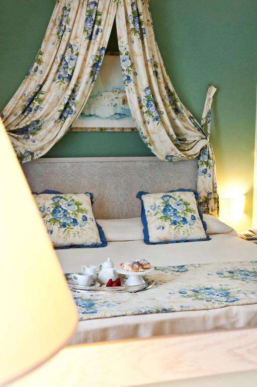 Postel nebo postele na pokoji v ubytování OSTUNI PALACE - Hotel Bistrot & SPA