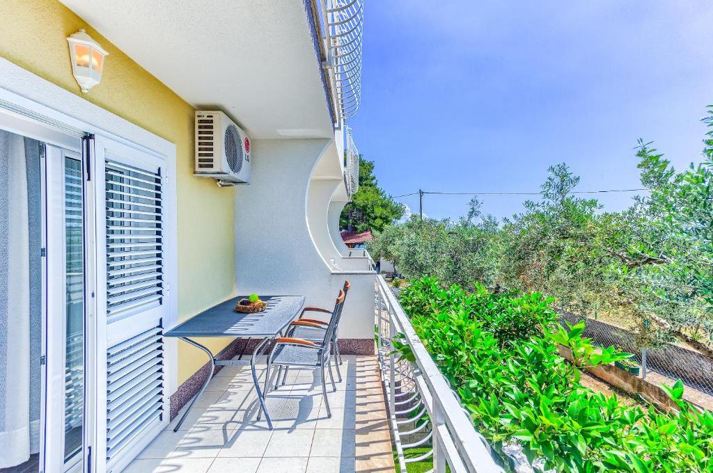 Apartments & Bungalows Ivanovićにあるバルコニーまたはテラス