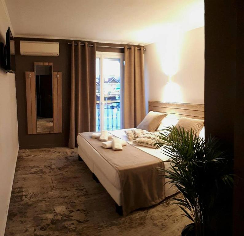 Postel nebo postele na pokoji v ubytování Hotel Restaurant L'Escale