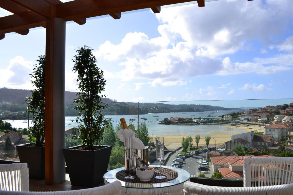 d'un balcon avec vue sur la rivière et la ville. dans l'établissement Desconectate, à Aldán