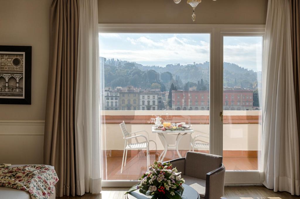 Nespecifikovaný výhled na hory nebo výhled na hory při pohledu z hotelu