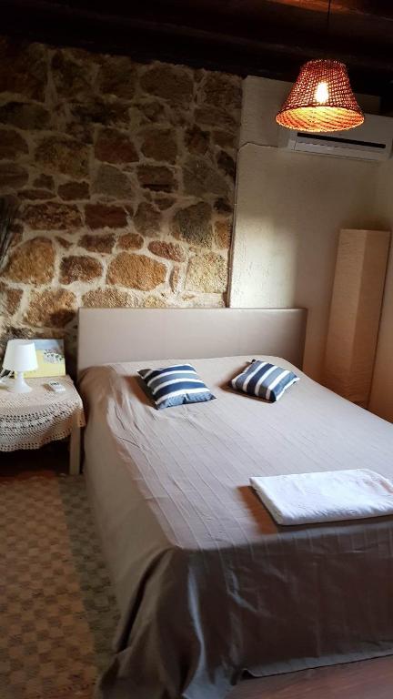 Postel nebo postele na pokoji v ubytování Stone Villas