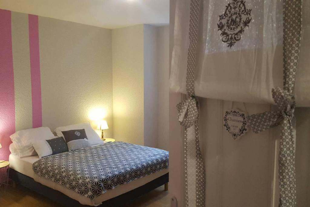 - une petite chambre avec un lit à baldaquin dans l'établissement Le yellow, à La Bresse