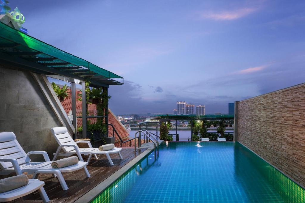 uma piscina ao lado de um edifício em LCS Hotel & Apartment em Phnom Penh