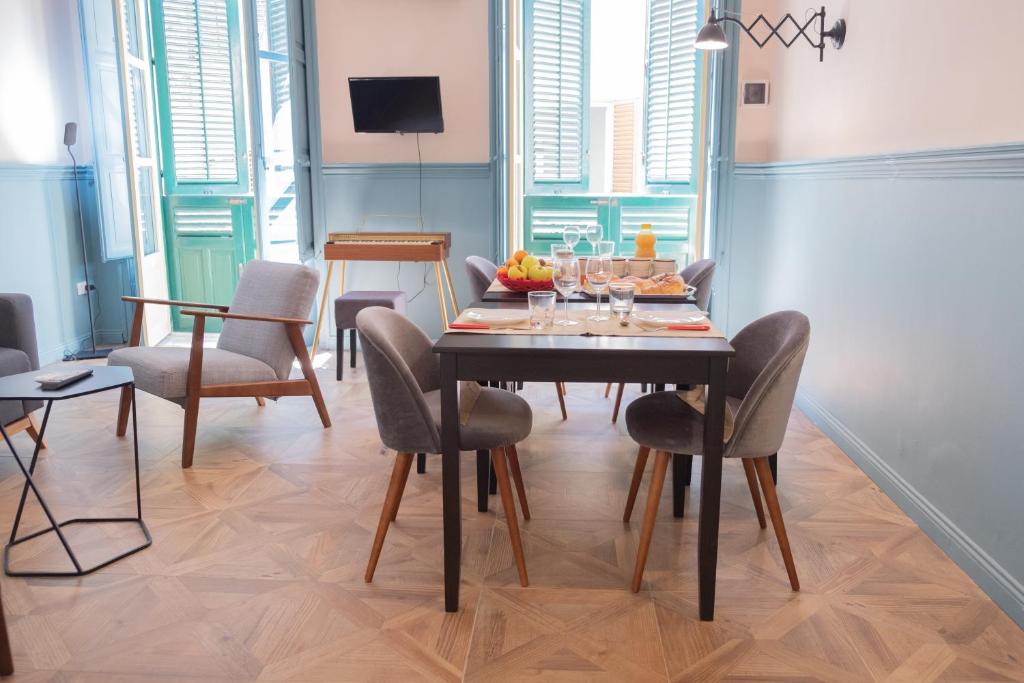 una sala da pranzo con tavolo e sedie di Al teatro Massimo a Palermo