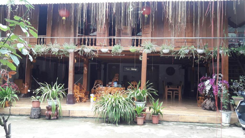 uma casa com vasos de plantas na frente dela em Homestay Lan Rung em Nghĩa Lộ