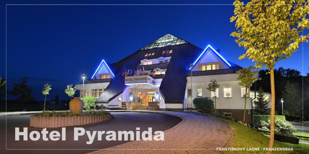 a hotel pyramiden is lit up at night at Lázeňský hotel Pyramida in Františkovy Lázně