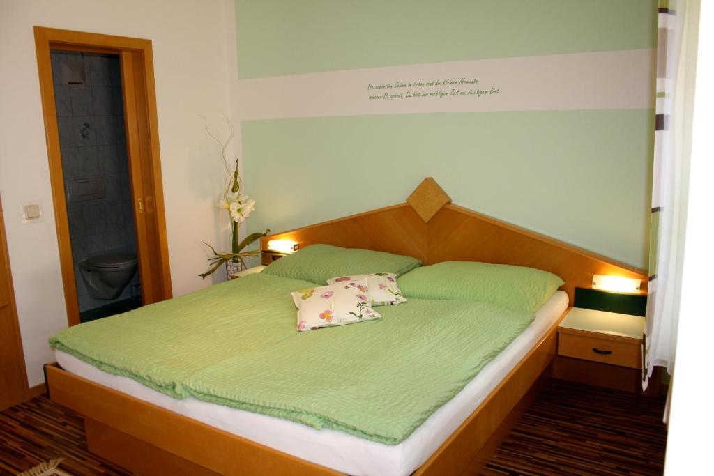 Ein Bett oder Betten in einem Zimmer der Unterkunft Zistler's Blaufränkischhof