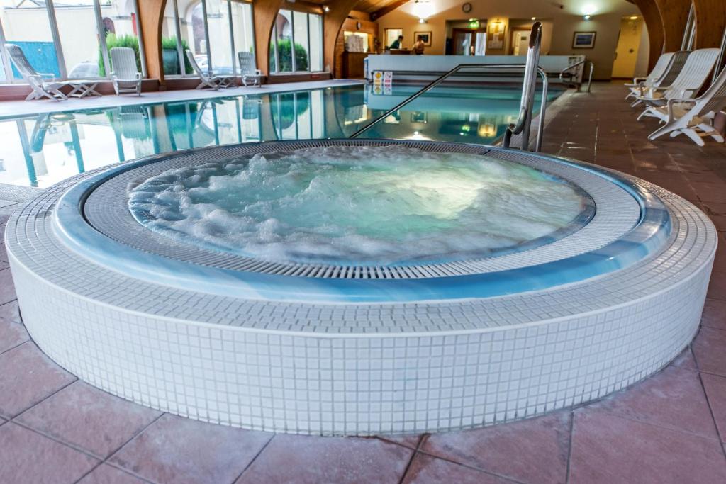 Bazén v ubytování Ben Nevis Hotel & Leisure Club nebo v jeho okolí