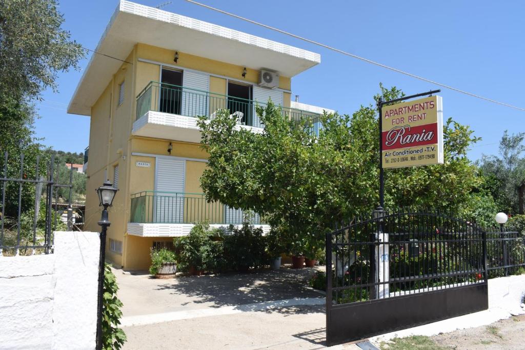 una casa con un cartel delante de una valla en Apartments Rania, en Tolo