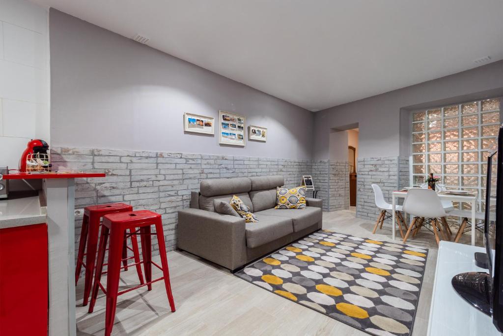 ein Wohnzimmer mit einem Sofa und einem Tisch in der Unterkunft Apartamento Maribel in Cádiz
