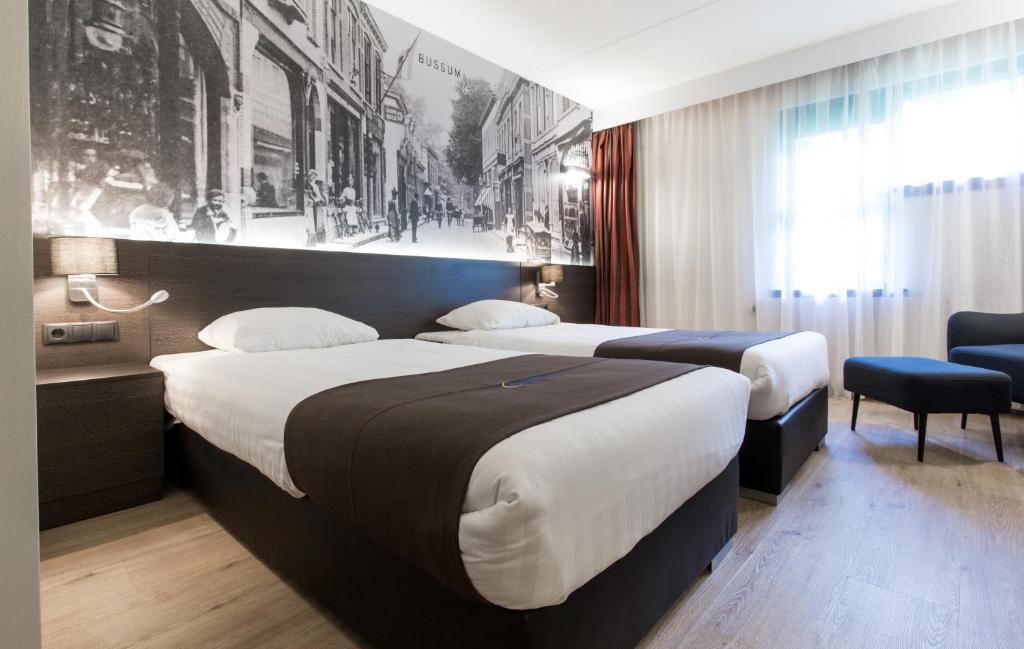 um quarto de hotel com duas camas e um quadro na parede em Bastion Hotel Bussum Hilversum em Bussum