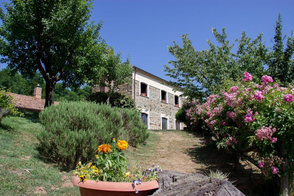 a garden with flowers in front of a building at La Rosa Nel Bicchiere in Soveria Mannelli