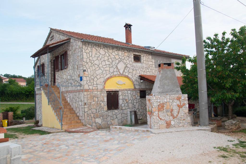 une maison en pierre avec un escalier en face de celle-ci dans l'établissement Apartman Garma, à Rovinj