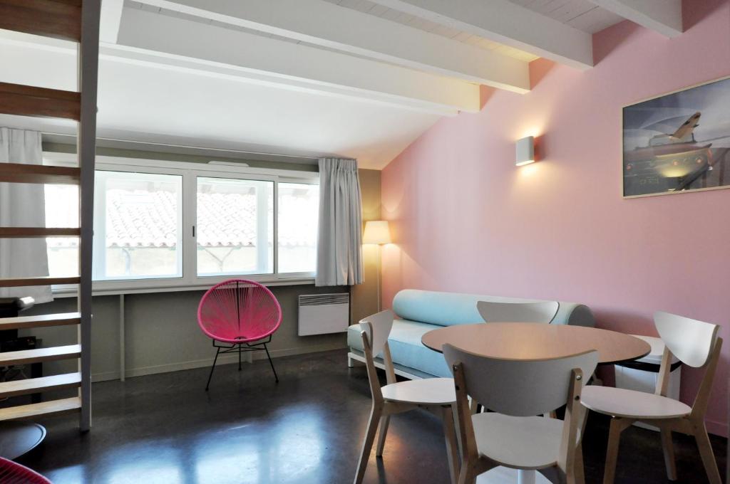 a living room with a table and a couch at Temporesidence Chateauneuf in Bayonne