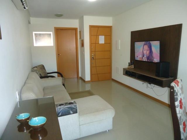 sala de estar con sofá y TV de pantalla plana en Flores de Veneranda, en Bombinhas