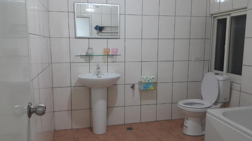 Koupelna v ubytování Yahweh Homestay